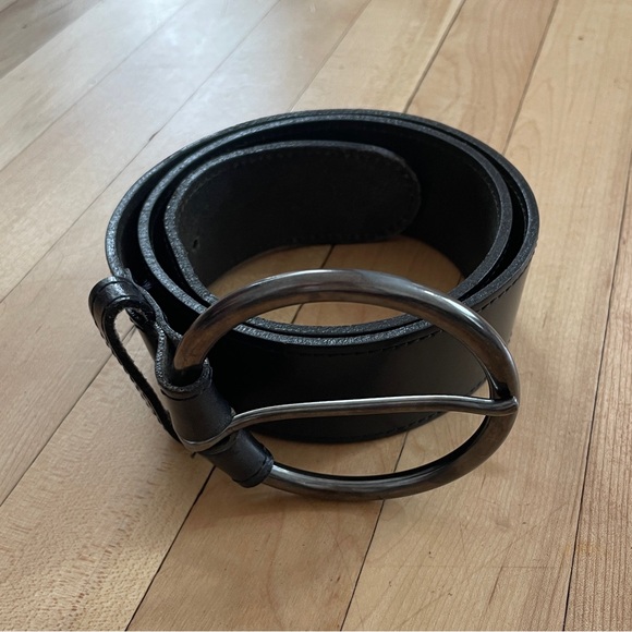 Kudos Black Leather Belt with Minimalist Round Buckle - Made in Canada - 70/28 - Picture 3 of 13